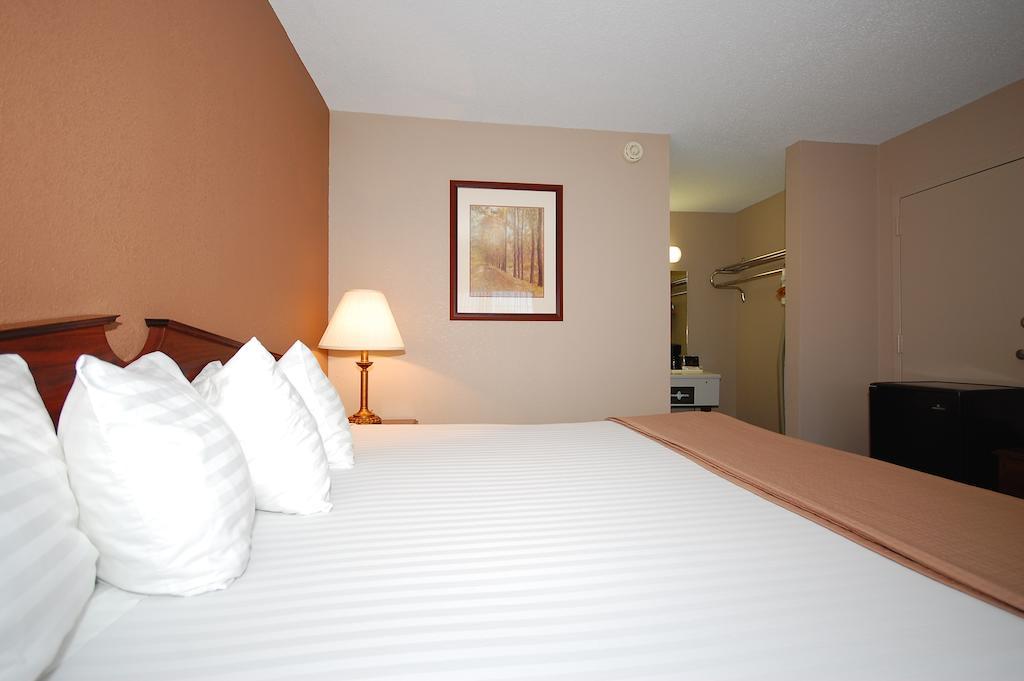 Magnuson Hotel Red Baron Garden City Esterno foto