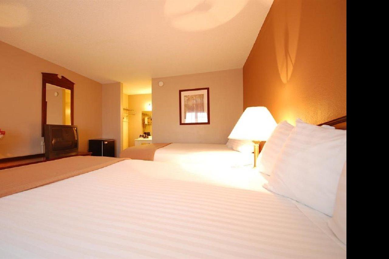 Magnuson Hotel Red Baron Garden City Esterno foto