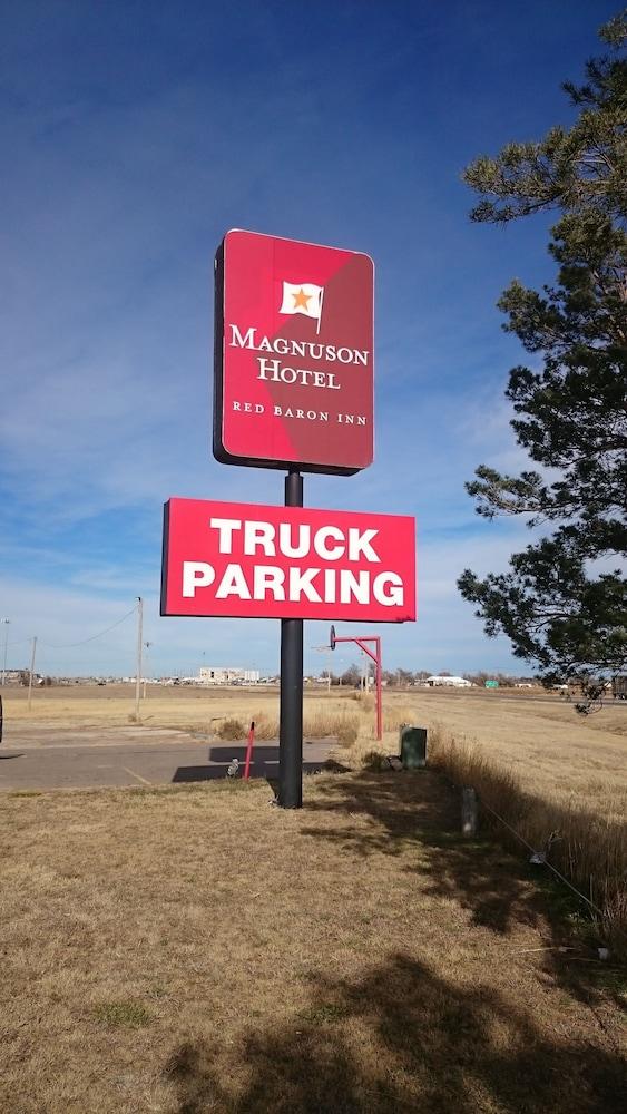 Magnuson Hotel Red Baron Garden City Esterno foto