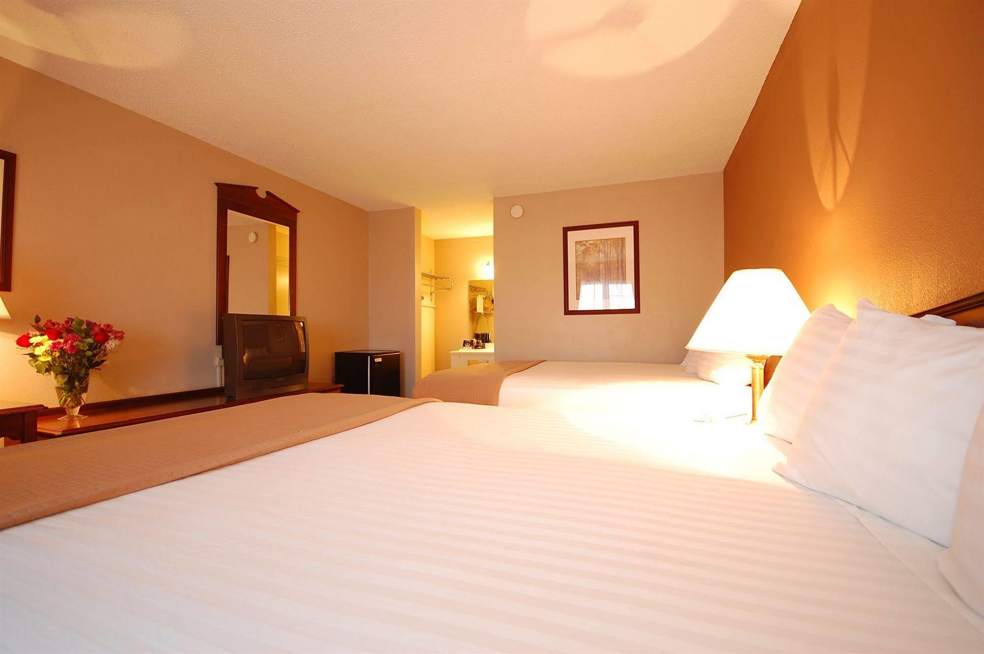Magnuson Hotel Red Baron Garden City Esterno foto